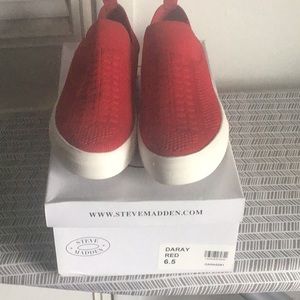 NWOT STEVE MADDEN SNEAKERS